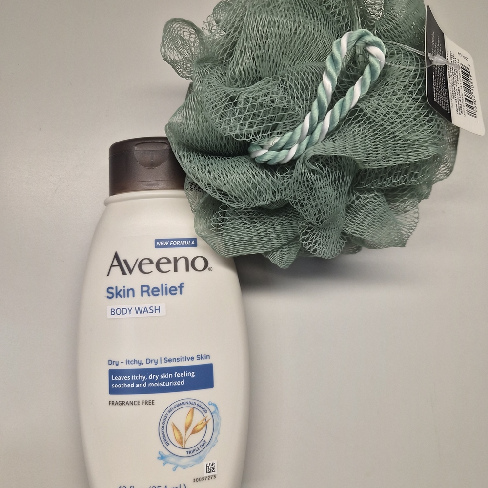 Aveeno Skin Relief Body Wash with Mint Green Bath Pouf